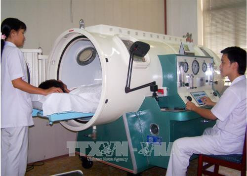 Điều trị bệnh bằng phương pháp oxy cao áp. Ảnh: Đinh Hằng - TTXVN Điều trị bệnh bằng phương pháp oxy cao áp. Ảnh: Đinh Hằng - TTXVN