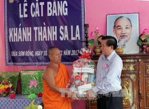 Lãnh đạo Tỉnh ủy tặng quà cho trụ trì chùa Som Rong tại Lễ khánh thành. Ảnh: Trung Hiếu - TTXVN Lãnh đạo Tỉnh ủy tặng quà cho trụ trì chùa Som Rong tại Lễ khánh thành. Ảnh: Trung Hiếu - TTXVN