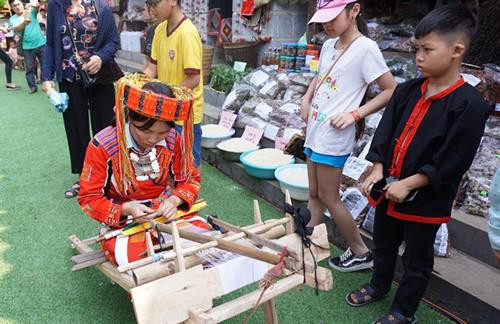 Đồng bào Pà Thẻn giới thiệu nghề dệt truyền thống. Ảnh: Hoàng Hải