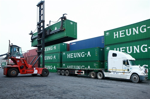 Bốc xếp hàng hóa tại cảng Hải Phòng. Ảnh: TTXVN Bốc xếp hàng hóa tại cảng Hải Phòng. Ảnh: TTXVN