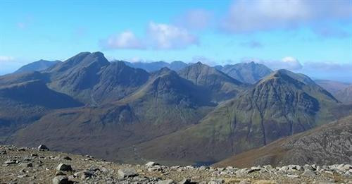 Bãi biển hoang sơ: Các bãi biển của Scotland đều được xếp vào hàng đẹp nhất nước Anh. Với vẻ đẹp hoang sơ, các bãi biển ở đây thường yên tĩnh hơn so với khu vực miền Nam. Đường bờ biển của đảo Lewis và đảo Harris sở hữu nhiều bãi cát trắng giống như vùng Caribbean. Ảnh: Mustseescotland. Ngắm cực quang tuyệt đẹp: Không cần đến vùng Scandinavi để chiêm ngưỡng Aurora (cực quang), bạn có thể ngắm hiện tượng kỳ thú này ở phía Bắc Scotland. Đây là khu vực thường xuyên xuất hiện ánh sáng kỳ ảo của hiện tượng này. Ảnh: Scotlandnow. Vách đá ấn tượng: Vẻ đẹp của Scotland được tạo nên từ những cảnh quan hùng vĩ. Bạn sẽ không thốt lên lời khi chứng kiến những vách đá sa thạch góp phần tạo nên vẻ đẹp đặc biệt của vùng đất này. Các vách đá tự nhiên và cánh đồng hoang lộng gió là những địa điểm đang chờ đợi bạn khám phá. Ảnh: Youtube. Nhiều ngọn núi hùng vĩ: Bên cạnh các bãi biển tuyệt đẹp, Scotland còn có nhiều ngọn núi hùng vĩ. Trong đó, các ngọn núi cao nhất đều có độ cao 900m được gọi là "munros" luôn thu hút rất đông du khách. Bạn có thể leo lên đỉnh núi để ngắm toàn cảnh hoặc dừng lại dọc các con đường chiêm ngưỡng cảnh quan hùng vĩ. Ngoài Ben Nevis là đỉnh cao nhất của vùng Scotland, bạn nên ghé thăm núi Cairngorms và Cuillins.. Ảnh: Munrosscotland. Các ngôi làng đẹp như tranh vẽ: Dọc theo đất liền và các hòn đảo của vùng Scotland là những ngôi làng, thị trấn xinh đẹp thu hút các du khách muốn tránh xa phố xá ồn ào. Du khách sẽ ấn tượng với những ngôi nhà có màu sắc sặc sỡ nằm bên cạnh bến cảng, hoặc các căn nhà màu trắng nép mình bên sườn dốc... Ảnh: Visitscotland Sườn dốc xanh ngắt trong thung lũng: Đây là những khu vực có phong cảnh đẹp ở Scotland, được tạo ra nên từ kỷ băng hà cuối cùng. Bên trong các thung lũng đều có rừng cây xanh mát và dòng sông chảy qua. Ảnh: Theculturetrip. Những hồ nước yên bình: Scotland có 31.000 hồ nước nằm rải rác tại nhiều khu vực khác nhau. Khi đến đây, bạn dễ dàng khám phá những hồ nước đẹp như tranh vẽ nằm dưới chân núi hoặc nằm bên cạnh một thị trấn nhỏ. Nhiều hồ có các ngọn núi xung quanh soi bóng như chiếc gương lớn phản chiếu cảnh sắc thiên nhiên tuyệt đẹp. Ảnh: Mpora. Địa danh nổi tiếng: Khi đến Scotland, bạn đừng quên thăm lâu đài Edinburg cổ kính, hồ Loch Ness nổi tiếng với truyền thuyết về "quái vật hồ Loch Ness" và nhiều công trình lịch sử quan trọng khác. Bãi biển hoang sơ: Các bãi biển của Scotland đều được xếp vào hàng đẹp nhất nước Anh. Với vẻ đẹp hoang sơ, các bãi biển ở đây thường yên tĩnh hơn so với khu vực miền Nam. Đường bờ biển của đảo Lewis và đảo Harris sở hữu nhiều bãi cát trắng giống như vùng Caribbean. Ảnh: Mustseescotland. Ngắm cực quang tuyệt đẹp: Không cần đến vùng Scandinavi để chiêm ngưỡng Aurora (cực quang), bạn có thể ngắm hiện tượng kỳ thú này ở phía Bắc Scotland. Đây là khu vực thường xuyên xuất hiện ánh sáng kỳ ảo của hiện tượng này. Ảnh: Scotlandnow. Vách đá ấn tượng: Vẻ đẹp của Scotland được tạo nên từ những cảnh quan hùng vĩ. Bạn sẽ không thốt lên lời khi chứng kiến những vách đá sa thạch góp phần tạo nên vẻ đẹp đặc biệt của vùng đất này. Các vách đá tự nhiên và cánh đồng hoang lộng gió là những địa điểm đang chờ đợi bạn khám phá. Ảnh: Youtube. Nhiều ngọn núi hùng vĩ: Bên cạnh các bãi biển tuyệt đẹp, Scotland còn có nhiều ngọn núi hùng vĩ. Trong đó, các ngọn núi cao nhất đều có độ cao 900m được gọi là "munros" luôn thu hút rất đông du khách. Bạn có thể leo lên đỉnh núi để ngắm toàn cảnh hoặc dừng lại dọc các con đường chiêm ngưỡng cảnh quan hùng vĩ. Ngoài Ben Nevis là đỉnh cao nhất của vùng Scotland, bạn nên ghé thăm núi Cairngorms và Cuillins.. Ảnh: Munrosscotland. Các ngôi làng đẹp như tranh vẽ: Dọc theo đất liền và các hòn đảo của vùng Scotland là những ngôi làng, thị trấn xinh đẹp thu hút các du khách muốn tránh xa phố xá ồn ào. Du khách sẽ ấn tượng với những ngôi nhà có màu sắc sặc sỡ nằm bên cạnh bến cảng, hoặc các căn nhà màu trắng nép mình bên sườn dốc... Ảnh: Visitscotland Sườn dốc xanh ngắt trong thung lũng: Đây là những khu vực có phong cảnh đẹp ở Scotland, được tạo ra nên từ kỷ băng hà cuối cùng. Bên trong các thung lũng đều có rừng cây xanh mát và dòng sông chảy qua. Ảnh: Theculturetrip. Những hồ nước yên bình: Scotland có 31.000 hồ nước nằm rải rác tại nhiều khu vực khác nhau. Khi đến đây, bạn dễ dàng khám phá những hồ nước đẹp như tranh vẽ nằm dưới chân núi hoặc nằm bên cạnh một thị trấn nhỏ. Nhiều hồ có các ngọn núi xung quanh soi bóng như chiếc gương lớn phản chiếu cảnh sắc thiên nhiên tuyệt đẹp. Ảnh: Mpora. Địa danh nổi tiếng: Khi đến Scotland, bạn đừng quên thăm lâu đài Edinburg cổ kính, hồ Loch Ness nổi tiếng với truyền thuyết về "quái vật hồ Loch Ness" và nhiều công trình lịch sử quan trọng khác.