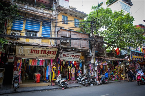 Những cửa hàng trên phố Lương Văn Can lấy tên cửa hiệu gắn với chữ "Trạch" để nhớ về cội nguồn nghề may của mình ở làng Trạch Xá. Những cửa hàng trên phố Lương Văn Can lấy tên cửa hiệu gắn với chữ "Trạch" để nhớ về cội nguồn nghề may của mình ở làng Trạch Xá.