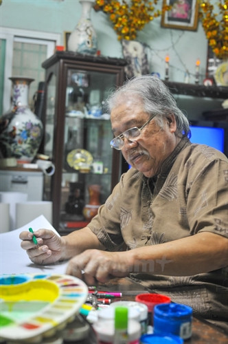 Việc vẽ báo tường với ông phải nói đến chữ ‘duyên’. Khi còn tại ngũ năm 1968, ông đã thường xuyên vẽ ký họa cuộc sống thường ngày của đồng đội, lúc chiến đấu, khi là cảnh sinh hoạt văn nghệ. (Ảnh: Minh Sơn/Vietnam+) Việc vẽ báo tường với ông phải nói đến chữ ‘duyên’. Khi còn tại ngũ năm 1968, ông đã thường xuyên vẽ ký họa cuộc sống thường ngày của đồng đội, lúc chiến đấu, khi là cảnh sinh hoạt văn nghệ. (Ảnh: Minh Sơn/Vietnam+)