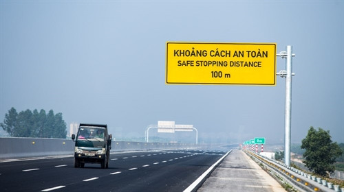 Những biển báo hiệu sẽ được lắp liên tiếp trên suốt tuyến đường cao tốc này.