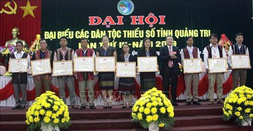 Thứ trưởng, Phó Chủ nhiệm Ủy ban Dân tộc Y Thông trao Bằng khen của Bộ trưởng, Chủ nhiệm Ủy ban Dân tộc cho 20 cá nhân tại đại hội. Ảnh: Trịnh Bang Nhiệm - TTXVN