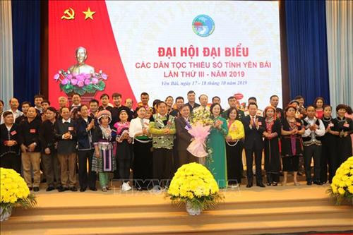 Lãnh đạo tỉnh Yên Bái tặng hoa chúc mừng các đại biểu được bầu tham dự Đại hội Đại biểu toàn quốc các dân tộc thiểu số Việt Nam lần thứ II năm 2020. Ảnh: Việt Dũng - TTXVN Lãnh đạo tỉnh Yên Bái tặng hoa chúc mừng các đại biểu được bầu tham dự Đại hội Đại biểu toàn quốc các dân tộc thiểu số Việt Nam lần thứ II năm 2020. Ảnh: Việt Dũng - TTXVN
