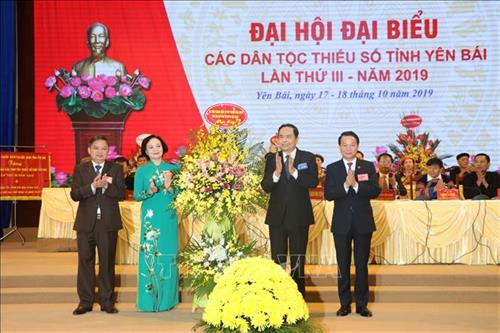 Đồng chí Trần Thanh Mẫn tặng hoa chúc mừng Đại hội đại biểu các dân tộc thiểu số tỉnh Yên Bái lần thứ III năm 2019. Ảnh: Việt Dũng - TTXVN Đồng chí Trần Thanh Mẫn tặng hoa chúc mừng Đại hội đại biểu các dân tộc thiểu số tỉnh Yên Bái lần thứ III năm 2019. Ảnh: Việt Dũng - TTXVN