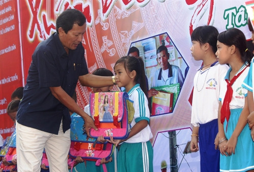 Trao học bổng, cặp cho học sinh nghèo hiếu học ở xã biên giới Tân Đông, huyện Tân Châu. Ảnh: Thanh Tân-TTXVN Trao học bổng, cặp cho học sinh nghèo hiếu học ở xã biên giới Tân Đông, huyện Tân Châu. Ảnh: Thanh Tân-TTXVN