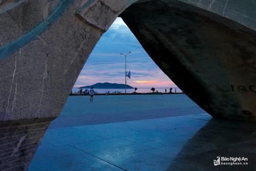 Ban mai Cửa Lò (Nghệ An) qua một "ô cửa" độc đáo nơi Quảng trường Bình Minh. Ảnh: Minh Châu Những hàng cây ven biển lá cây bắt đầu ngả vàng. Ảnh: Minh Châu Mặt biển đầy nắng sớm, nhưng cơn nắng cũng đã dịu dàng hơn. Ảnh: Hải Vương Một chiếc thuyền thúng trở về trong ánh bình minh vừa rạng. Ảnh: Minh Châu Rẻo lưới nằm ngơi nghỉ trên bãi cát mịn. Ảnh: Hải Vương Phía bán đảo Lan Châu những chiếc thuyền thúng đã trở về sau một đêm câu mực. Ảnh: Sách Nguyễn Nhịp sống mộc mạc của người dân biển bao đời vẫn diễn ra trên bãi biển nổi tiếng ở miền Trung này. Ảnh: Lê Thắng Chính cái nhịp điệu ấy đã làm nên nét riêng quyến rũ của Cửa Lò. Ảnh: Lê Thắng Những du khách tìm đến bãi đá nơi bán đảo Lan Châu. Ảnh: Hồ Chiến Chơi đùa, hòa mình cùng những con sóng. Ảnh: Hải Vương Một Cửa Lò lấp lánh và êm đềm khi màn đêm buông xuống. Ảnh: Hồ Chiến Ban mai Cửa Lò (Nghệ An) qua một "ô cửa" độc đáo nơi Quảng trường Bình Minh. Ảnh: Minh Châu Những hàng cây ven biển lá cây bắt đầu ngả vàng. Ảnh: Minh Châu Mặt biển đầy nắng sớm, nhưng cơn nắng cũng đã dịu dàng hơn. Ảnh: Hải Vương Một chiếc thuyền thúng trở về trong ánh bình minh vừa rạng. Ảnh: Minh Châu Rẻo lưới nằm ngơi nghỉ trên bãi cát mịn. Ảnh: Hải Vương Phía bán đảo Lan Châu những chiếc thuyền thúng đã trở về sau một đêm câu mực. Ảnh: Sách Nguyễn Nhịp sống mộc mạc của người dân biển bao đời vẫn diễn ra trên bãi biển nổi tiếng ở miền Trung này. Ảnh: Lê Thắng Chính cái nhịp điệu ấy đã làm nên nét riêng quyến rũ của Cửa Lò. Ảnh: Lê Thắng Những du khách tìm đến bãi đá nơi bán đảo Lan Châu. Ảnh: Hồ Chiến Chơi đùa, hòa mình cùng những con sóng. Ảnh: Hải Vương Một Cửa Lò lấp lánh và êm đềm khi màn đêm buông xuống. Ảnh: Hồ Chiến