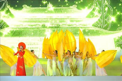 Chương trình nghệ thuật đặc biệt với chủ đề "Non nước ngàn năm". Ảnh: Minh Đức - TTXVN Chương trình nghệ thuật đặc biệt với chủ đề "Non nước ngàn năm". Ảnh: Minh Đức - TTXVN