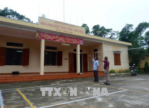 Ông Nguyễn Hữu Hoạch (áo tím) giới thiệu về Nhà văn hóa thôn Chè 6, xã Lưỡng Vượng, do ông và bà con đóng góp xây dựng. Ảnh: Quang Đán – TTXVN Ông Nguyễn Hữu Hoạch (áo tím) giới thiệu về Nhà văn hóa thôn Chè 6, xã Lưỡng Vượng, do ông và bà con đóng góp xây dựng. Ảnh: Quang Đán – TTXVN