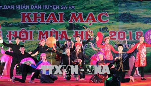 Biểu diễn văn nghệ chào mừng. Ảnh: Quốc Khánh - TTXVN Biểu diễn văn nghệ chào mừng. Ảnh: Quốc Khánh - TTXVN