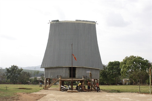 Nhà Rông văn hóa làng Plei Lay, xã Ia Chim, thành phố Kon Tum phủ tôn trắng. Ảnh: Hồng Điệp – TTXVN. Nhà Rông văn hóa làng Plei Lay, xã Ia Chim, thành phố Kon Tum phủ tôn trắng. Ảnh: Hồng Điệp – TTXVN.