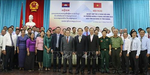 Lãnh đạo hai tỉnh An Giang (Việt Nam) và Kandal (Campuchia) chụp hình kỷ niệm sau hội nghị. Ảnh: Vương Thoại Trung – TTXVN Lãnh đạo hai tỉnh An Giang (Việt Nam) và Kandal (Campuchia) chụp hình kỷ niệm sau hội nghị. Ảnh: Vương Thoại Trung – TTXVN