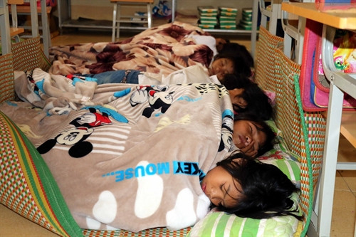 Sau bữa ăn trưa các em được sắp xếp ngủ lại trường. Sau bữa ăn trưa các em được sắp xếp ngủ lại trường.