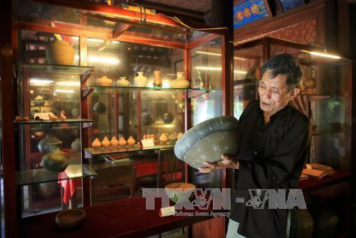 Ông Lê Trọng Diễn giới thiệu sản phẩm gốm cổ của làng Phước Tích. Ảnh: Hồ Cầu - TTXVN Ông Lê Trọng Diễn giới thiệu sản phẩm gốm cổ của làng Phước Tích. Ảnh: Hồ Cầu - TTXVN