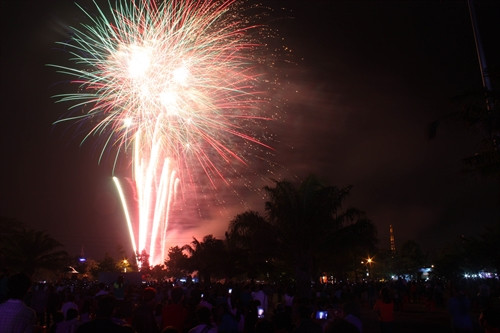 Bắn pháo hoa đón chào năm mới trong đêm Giao thừa tại Quảng trường Văn Miếu thành phố Cao Lãnh, tỉnh Đồng Tháp. Ảnh: Huỳnh Phúc Hậu – TTXVN Bắn pháo hoa đón chào năm mới trong đêm Giao thừa tại Quảng trường Văn Miếu thành phố Cao Lãnh, tỉnh Đồng Tháp. Ảnh: Huỳnh Phúc Hậu – TTXVN