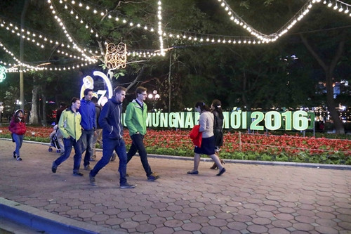 Người dân và du khách dạo chơi bên bờ hồ Hoàn Kiếm, Hà Nội trước giờ đón Giao thừa. Ảnh : Đắc Giang – TTXVN phát Người dân và du khách dạo chơi bên bờ hồ Hoàn Kiếm, Hà Nội trước giờ đón Giao thừa. Ảnh : Đắc Giang – TTXVN phát