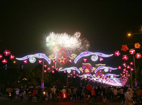 Bắn pháo hoa chào đón năm mới Bính Thân 2016 và Tết cổ truyền dân tộc tại thành phố mới Bình Dương. Ảnh: Quách Lắm- TTXVN Bắn pháo hoa chào đón năm mới Bính Thân 2016 và Tết cổ truyền dân tộc tại thành phố mới Bình Dương. Ảnh: Quách Lắm- TTXVN