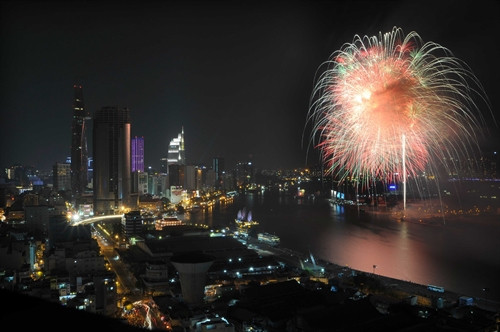 Vào thời khắc chuyển giao năm cũ Ất Mùi và năm mới Bính Thân 2016, TP. Hồ Chí Minh tổ chức bắn pháo hoa tầm cao tại khu vực đầu đường hầm sông Sài Gòn (quận 2) và 3 điểm tầm thấp tại Công viên Văn hóa Đầm Sen (quận 11), khu Truyền thống Cách mạng Sài Gòn - Chợ Lớn - Gia Định (huyện Củ Chi) và sân bóng đá huyện Cần Giờ. Ảnh: An Hiếu- TTXVN Vào thời khắc chuyển giao năm cũ Ất Mùi và năm mới Bính Thân 2016, TP. Hồ Chí Minh tổ chức bắn pháo hoa tầm cao tại khu vực đầu đường hầm sông Sài Gòn (quận 2) và 3 điểm tầm thấp tại Công viên Văn hóa Đầm Sen (quận 11), khu Truyền thống Cách mạng Sài Gòn - Chợ Lớn - Gia Định (huyện Củ Chi) và sân bóng đá huyện Cần Giờ. Ảnh: An Hiếu- TTXVN