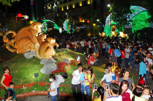 Hàng ngàn người dân tập trung về đường hoa Nguyễn Huệ (TP. Hồ Chí Minh) để du xuân và đón chào năm mới. Ảnh: Mạnh Linh-TTXVN Hàng ngàn người dân tập trung về đường hoa Nguyễn Huệ (TP. Hồ Chí Minh) để du xuân và đón chào năm mới. Ảnh: Mạnh Linh-TTXVN