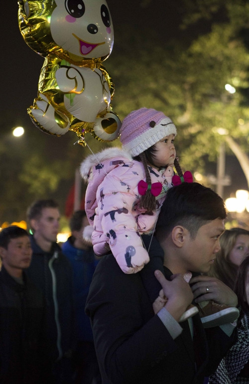 Em bé theo bố du xuân và đón chào năm mới bên Tượng đài Lý Thái Tổ, Hà Nội. Ảnh: Hà My - TTXVN phát. Em bé theo bố du xuân và đón chào năm mới bên Tượng đài Lý Thái Tổ, Hà Nội. Ảnh: Hà My - TTXVN phát.