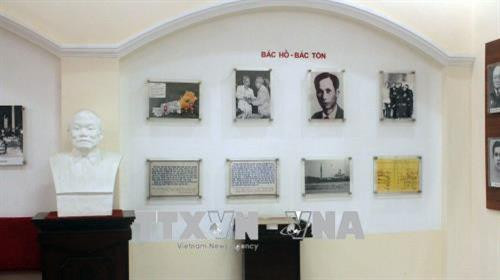 Góc phòng truyền thống trưng bày các tư liệu liên quan đến Bác Hồ và Bác Tôn tại trường Cao đẳng Kỹ thuật Cao Thắng. Ảnh: Xuân Khu - TTXVN Góc phòng truyền thống trưng bày các tư liệu liên quan đến Bác Hồ và Bác Tôn tại trường Cao đẳng Kỹ thuật Cao Thắng. Ảnh: Xuân Khu - TTXVN