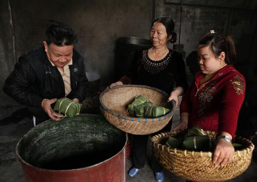 Sản xuất bánh chưng tại hộ ông Đinh Xuân Lại, thôn Bấc Hai, xã Thủy Đường, huyện Thủy Nguyên. Ảnh: Lâm Khánh - TTXVN