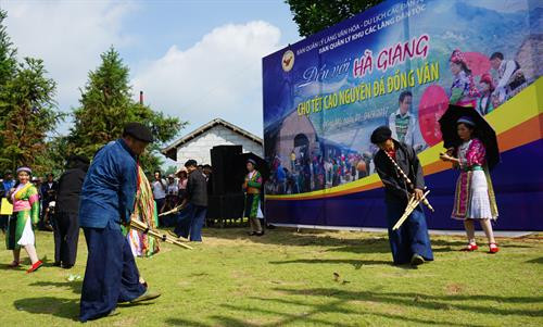 Lễ hội khèn Mông của đồng bào Mông ở cao nguyên đá Đồng Văn thường được diễn ra vào dịp Tết Độc lập. Ảnh: Hoàng Tâm