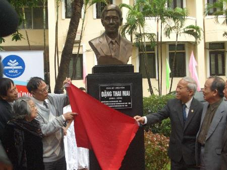 Khánh thành tượng Giáo sư Đặng Thai Mai tại trường Đại học Sư phạm Hà Nội. Ảnh: dangcongsan.vn Khánh thành tượng Giáo sư Đặng Thai Mai tại trường Đại học Sư phạm Hà Nội. Ảnh: dangcongsan.vn