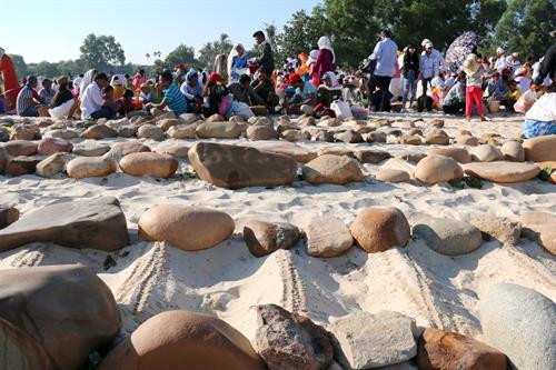 Động (nghĩa địa) của người Chăm thường nằm ở động cát cao, xa khu dân cư. Ảnh: Nguyễn Thanh - TTXVN Từng gia đình bày biện đồ cúng và ngồi vòng tròn quanh mộ theo từng dòng tộc người Chăm. Ảnh: Nguyễn Thanh - TTXVN Đồng bào Chăm theo đạo Bà Ni ở Bình Thuận đọc kinh, cúng bái tổ tiên trong ngày Tết Ramưwan. Ảnh: Nguyễn Thanh - TTXVN Động (nghĩa địa) của người Chăm thường nằm ở động cát cao, xa khu dân cư. Ảnh: Nguyễn Thanh - TTXVN Từng gia đình bày biện đồ cúng và ngồi vòng tròn quanh mộ theo từng dòng tộc người Chăm. Ảnh: Nguyễn Thanh - TTXVN Đồng bào Chăm theo đạo Bà Ni ở Bình Thuận đọc kinh, cúng bái tổ tiên trong ngày Tết Ramưwan. Ảnh: Nguyễn Thanh - TTXVN