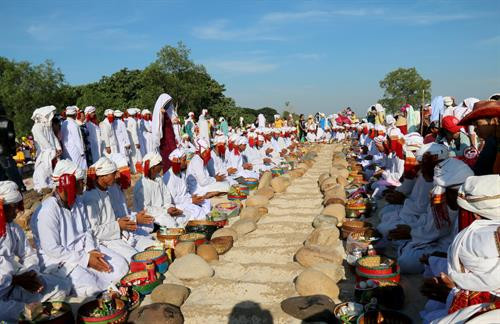 Động (nghĩa địa) của người Chăm thường nằm ở động cát cao, xa khu dân cư. Ảnh: Nguyễn Thanh - TTXVN Từng gia đình bày biện đồ cúng và ngồi vòng tròn quanh mộ theo từng dòng tộc người Chăm. Ảnh: Nguyễn Thanh - TTXVN Đồng bào Chăm theo đạo Bà Ni ở Bình Thuận đọc kinh, cúng bái tổ tiên trong ngày Tết Ramưwan. Ảnh: Nguyễn Thanh - TTXVN Động (nghĩa địa) của người Chăm thường nằm ở động cát cao, xa khu dân cư. Ảnh: Nguyễn Thanh - TTXVN Từng gia đình bày biện đồ cúng và ngồi vòng tròn quanh mộ theo từng dòng tộc người Chăm. Ảnh: Nguyễn Thanh - TTXVN Đồng bào Chăm theo đạo Bà Ni ở Bình Thuận đọc kinh, cúng bái tổ tiên trong ngày Tết Ramưwan. Ảnh: Nguyễn Thanh - TTXVN