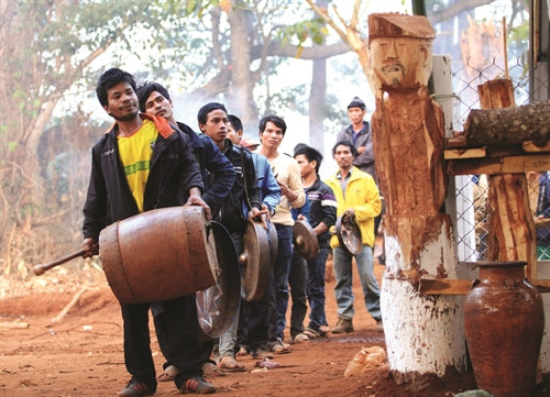 Tiếng trống, tiếng cồng chiêng nổi lên tiễn đưa người đã khuất về với thế giới bên kia Tiếng trống, tiếng cồng chiêng nổi lên tiễn đưa người đã khuất về với thế giới bên kia