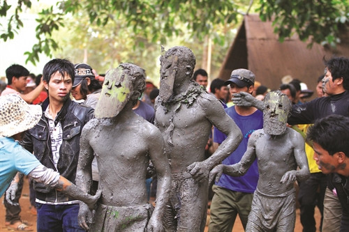 Tái hiện hình ảnh người đã khuất về chung vui với bà con buôn làng trong lễ bỏ mả truyền thống Tái hiện hình ảnh người đã khuất về chung vui với bà con buôn làng trong lễ bỏ mả truyền thống