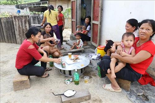 Thói quen uống bia, rượu triền miên dẫn đến sức khỏe suy yếu, không có sức lao động là một trong những nguyên nhân làm cho cuộc sống của đồng bào dân tộc Mảng luôn nghèo đói. Ảnh: Công Tuyên-TTXVN Thói quen uống bia, rượu triền miên dẫn đến sức khỏe suy yếu, không có sức lao động là một trong những nguyên nhân làm cho cuộc sống của đồng bào dân tộc Mảng luôn nghèo đói. Ảnh: Công Tuyên-TTXVN