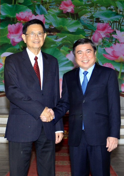 Chủ tịch UBND Thành phố Hồ Chí Minh Nguyễn Thành Phong (phải) tiếp ông Var Kim Hong, Bộ trưởng cấp cao, Chủ tịch Ủy ban Biên giới Quốc gia Campuchia đang có chuyến thăm và làm việc tại Việt Nam.. .Ảnh: Thanh Vũ- TTXVN