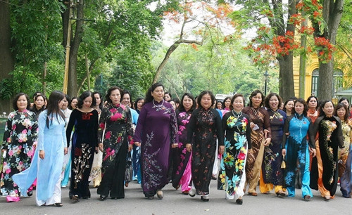 Các nữ đại biểu Quốc hội khoá XII thăm Phủ Chủ tịch (ngày 25/5/2008). Ảnh: Thống Nhất – TTXVN