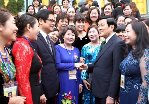 Chủ tịch nước Trương Tấn Sang nói chuyện thân mật với đại biểu nữ doanh nhân tiêu biểu (năm 2013). Ảnh: Nguyễn Khang - TTXVN