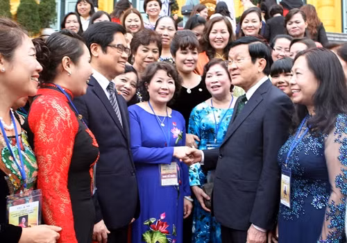 Chủ tịch nước Trương Tấn Sang nói chuyện thân mật với đại biểu nữ doanh nhân tiêu biểu (năm 2013). Ảnh: Nguyễn Khang - TTXVN