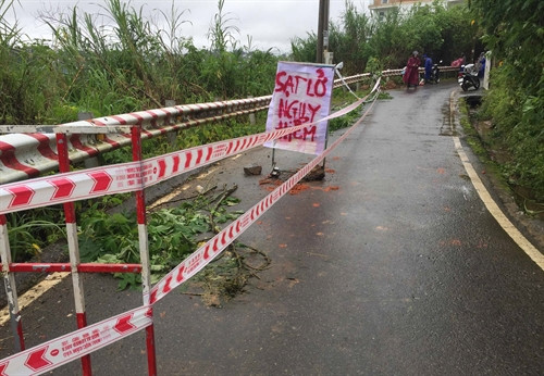 Đường Đặng Thái Tân (thành phố Đà Lạt) bị sạt lở, lực chức năng phải căng dây cảnh báo nguy hiểm. Đường Đặng Thái Tân (thành phố Đà Lạt) bị sạt lở, lực chức năng phải căng dây cảnh báo nguy hiểm.