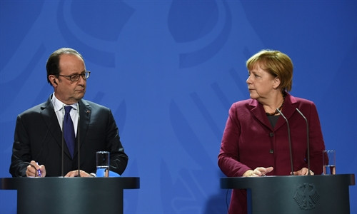 Thủ tướng Đức Angela Merkel (phải) và Tổng thống Pháp Francois Hollande tại cuộc họp báo ở Berlin ngày 19/10. AFP/TTXVN