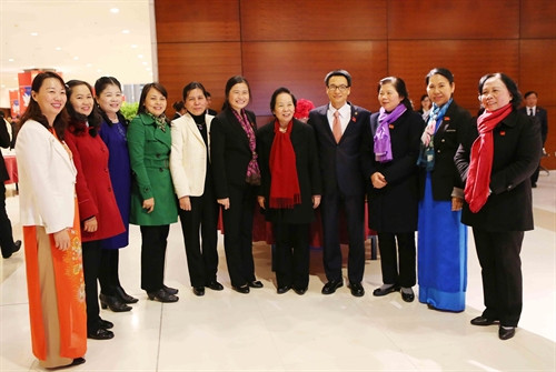 Phó Chủ tịch nước Nguyễn Thị Doan, Phó Thủ tướng Vũ Đức Đam với các nữ đại biểu dự Đại hội Đảng lần thứ XII (2016). Ảnh: TTXVN