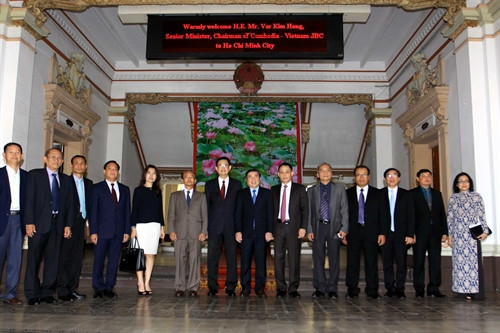 Chủ tịch UBND Thành phố Hồ Chí Minh Nguyễn Thành Phong và ông Var Kim Hong, Bộ trưởng cấp cao, Chủ tịch Ủy ban Biên giới Quốc gia Campuchia chụp ảnh chung với các đại biểu.. .Ảnh: Thanh Vũ- TTXVN