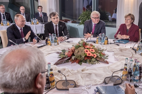 Thủ tướng Đức Angela Merkel (phải) và Tổng thống Nga Vladimir Putin (trái) tại hội nghị cấp cao về tình hình Ukraine ở Berlin ngày 19/10. EPA/TTXVN