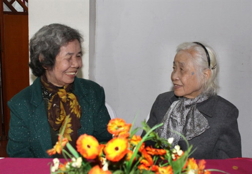 Giáo sư Nguyễn Thị Kim Chi (bên phải) và Nhà giáo ưu tú Bùi Thị Tý, hai nhà khoa học nhận giải thưởng KOVALEVSKAIA lần thứ nhất, năm 1985. Ảnh: Thái Bình – TTXVN