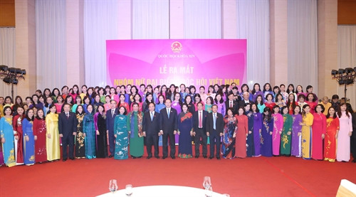 Các đồng chí lãnh đạo Nhà nước, Quốc hội và Chính phủ với Nhóm nữ đại biểu Quốc hội Việt Nam . Ảnh: Trọng Đức – TTXVN