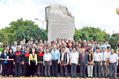 Đồng chí Nguyễn Thiện Nhân, Ủy viên Bộ Chính trị, Chủ tịch Ủy ban Trung ương Mặt trận Tổ quốc Việt Nam cùng các đại biểu chụp ảnh lưu niệm tại tượng Bác Hồ với các dân tộc Tây Nguyên. Đồng chí Nguyễn Thiện Nhân, Ủy viên Bộ Chính trị, Chủ tịch Ủy ban Trung ương Mặt trận Tổ quốc Việt Nam cùng các đại biểu chụp ảnh lưu niệm tại tượng Bác Hồ với các dân tộc Tây Nguyên.