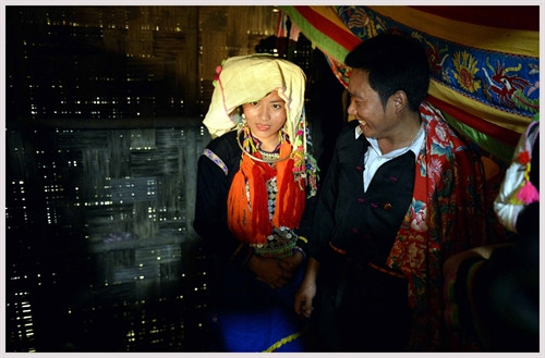 Theo phong tục của người Si La, chỉ đến khi vào đến phòng cưới, chú rể mới được mở khăn che mặt để ngắm cô dâu.