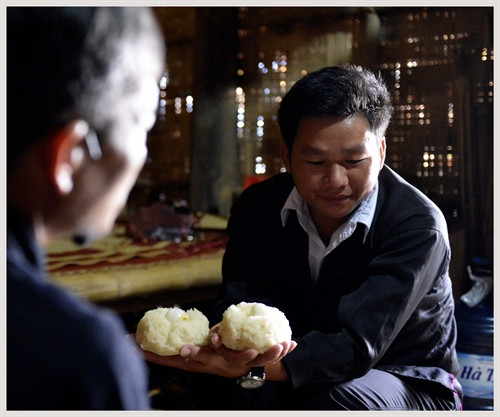 Chú rể nhận hai nắm xôi từ thầy cúng để khi ra đón đưa cho cô dâu. Phong tục này thể hiện sự no đủ, hạnh phúc viêm mãn của đôi vợ chồng trẻ.