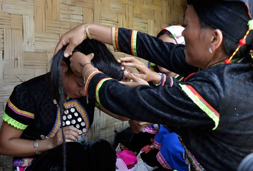 Trang điểm lại cho cô dâu trước khi vào nhà trai.